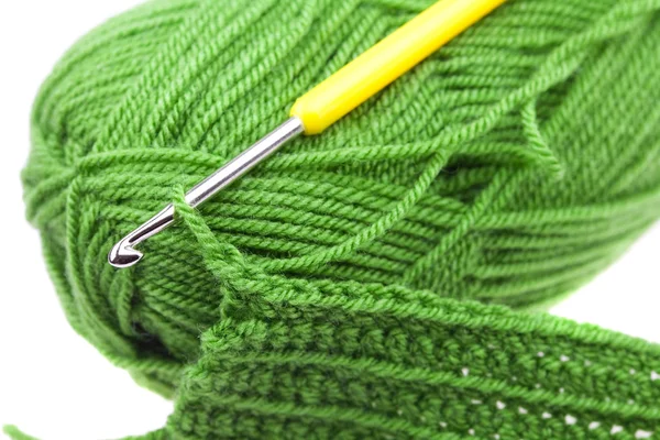 Skein de laine, crochet et pièce tricotée isolée sur blanc — Photo