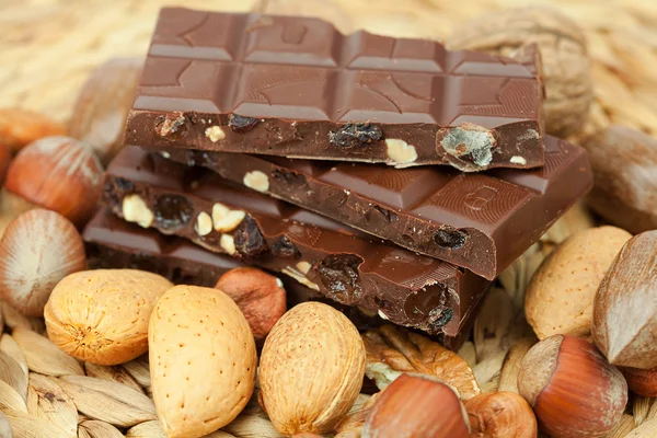 Sjokolade og nøtter på en kurvmatte – stockfoto