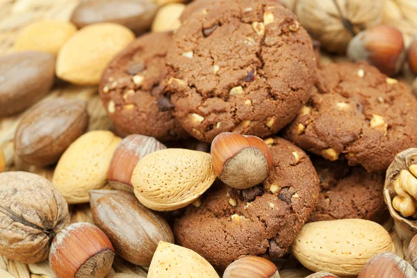 Biscuits à la farine d'avoine et noix dans un tapis d'osier — Photo
