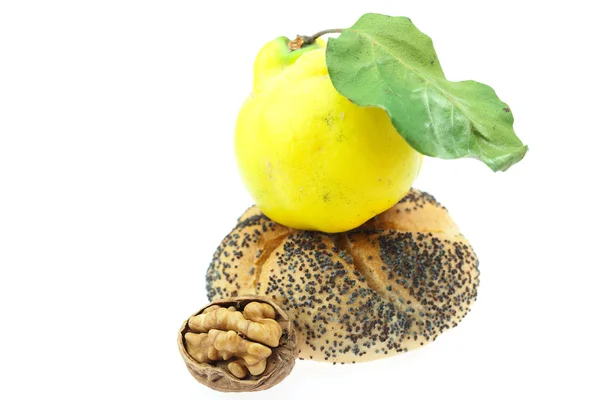 Pagnotta con semi di papavero, mela cotogna e noce isolata su bianco — Foto Stock