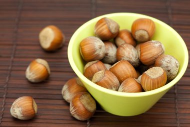 Bambu hasır üzerinde bir kase fındık