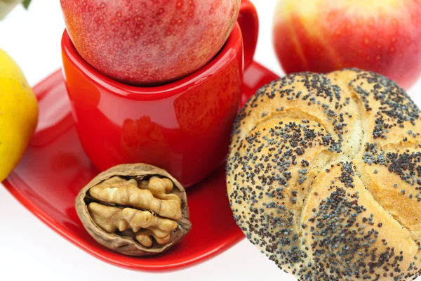 Brood met maanzaad, kweepeer, appels en walnoten in een kop en s — Stockfoto