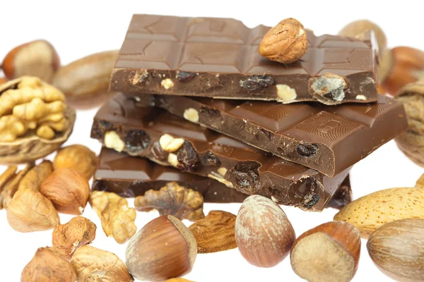 Chokladstång med choklad och nötter isolerad på vit — Stockfoto