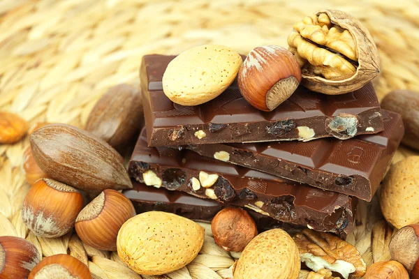 Sjokolade og nøtter på en kurvmatte – stockfoto