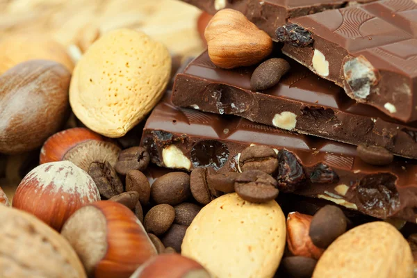 Bar čokolády a ořechů na proutěné rohože — Stock fotografie