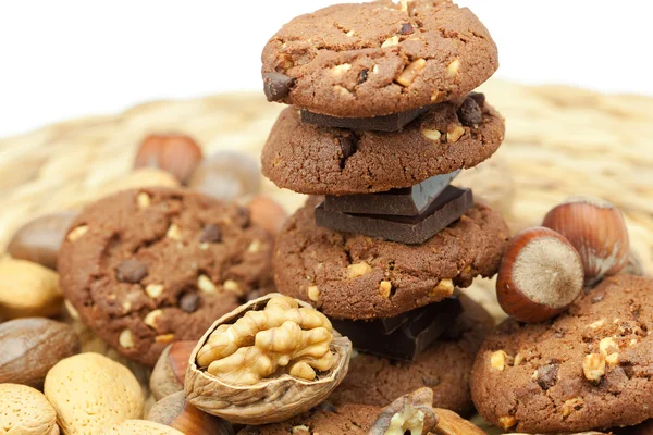 Haferflocken-Kekse, Schokolade und Nüsse auf einer Weidenmatte — Stockfoto