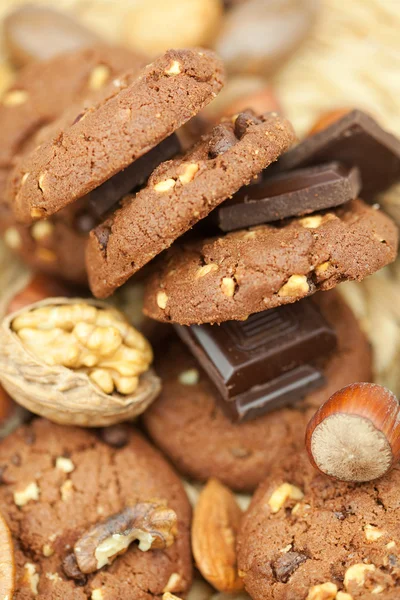 Havremjöl kakor, choklad och nötter på en flätad matta — Stockfoto