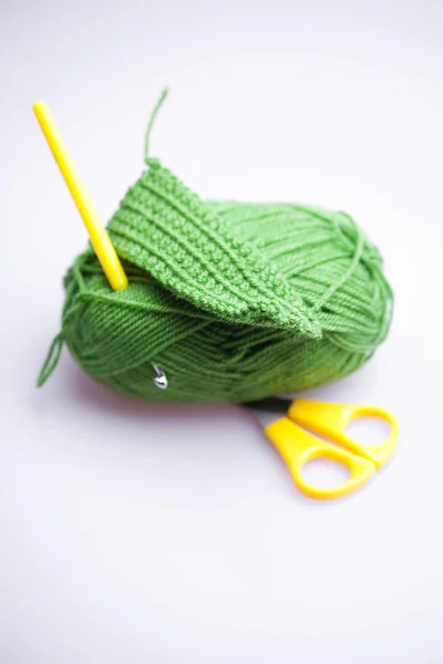 Streng van wol met een schaar en haaknaalden op een grijze CHTERGRO — Stockfoto