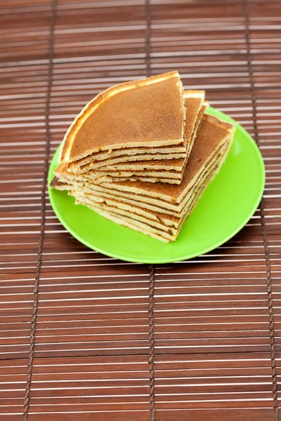 竹マットにプレート上のパンケーキ — ストック写真