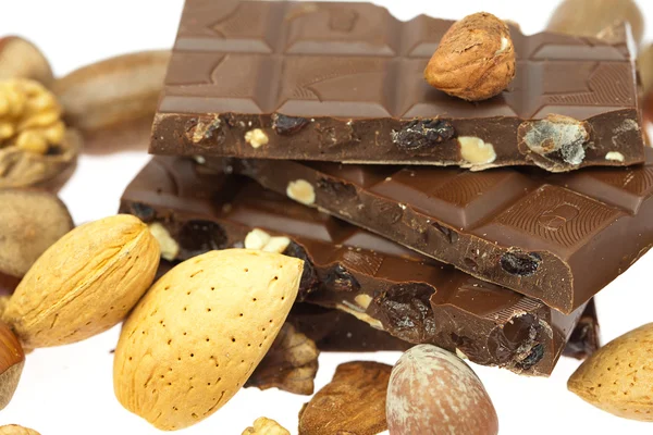 Chocolade bar en noten geïsoleerd op wit — Stockfoto