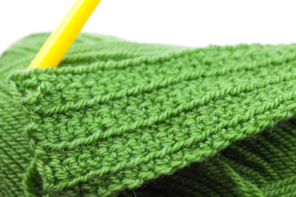 Espinha de lã, gancho de crochê e peça de malha isolada em branco — Fotografia de Stock