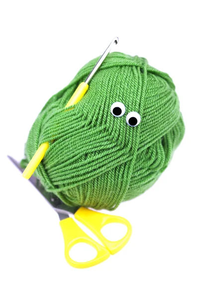 Skein de laine avec yeux, ciseaux et crochets isolés sur — Photo