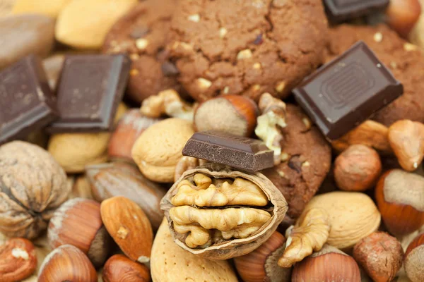 オートミール クッキー、チョコレートとナッツ籐マットの上 — ストック写真