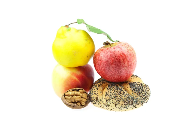 面包和罂粟种子、 木瓜、 苹果、 核桃 wh 上孤立 — 图库照片