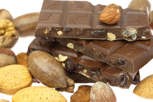 Chocolade bar en noten geïsoleerd op wit — Stockfoto