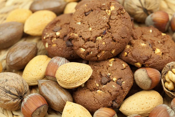 Havermout cookies en noten in een rieten mat — Stockfoto