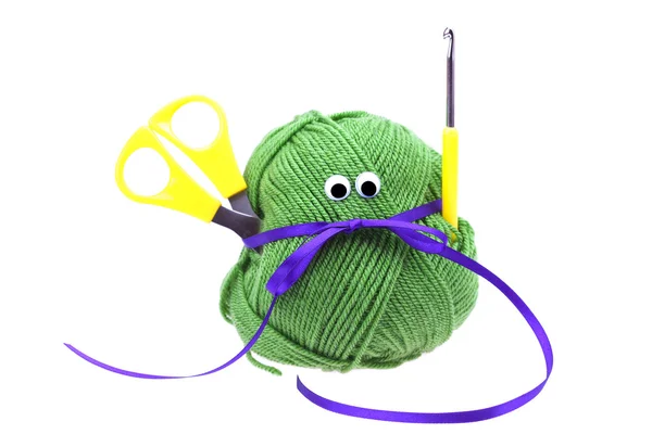 Skein of wool with eyes, ribbon, scissors and crochet hooks isol — Stock Photo, Image