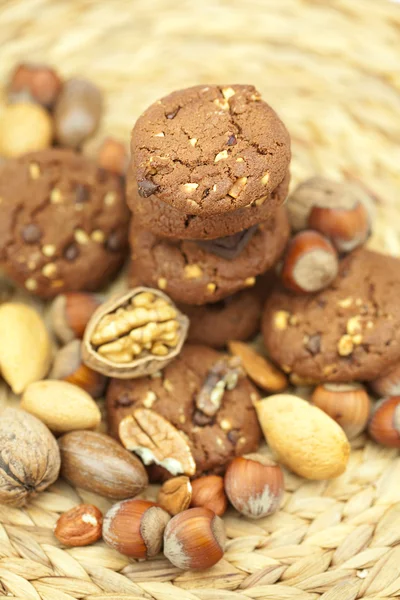 Ovesné sušenky, čokoláda a ořechy na proutěné rohože — Stock fotografie