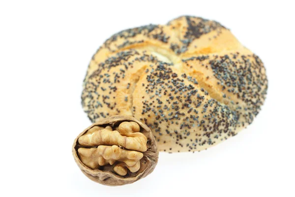 Chleb z makiem i orzechami na białym tle — Zdjęcie stockowe