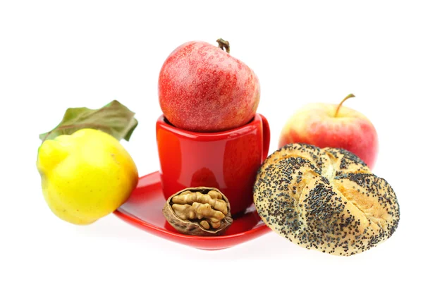 Loaf with poppy seeds, quince, apples and walnuts in a cup and s — Stock Photo, Image