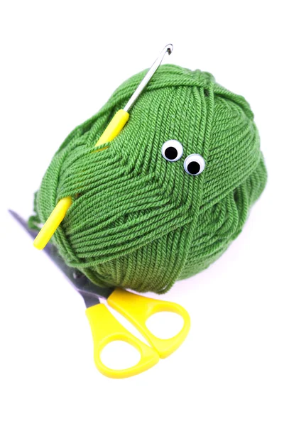 Espinha de lã com olhos, tesoura e ganchos de crochê isolado em — Fotografia de Stock