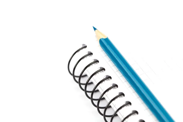 Цветные карандаши и блокнот, изолированные на белом — стоковое фото