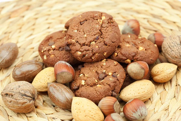 Havermout cookies en noten in een rieten mat — Stockfoto