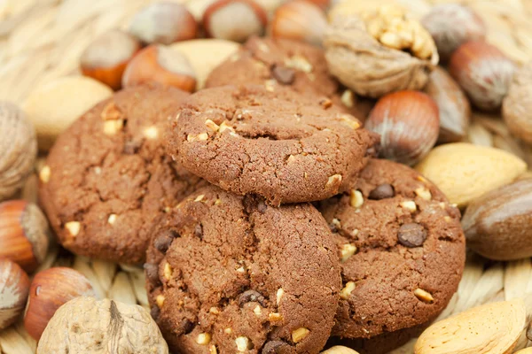 Oatmeal cookies and nuts in a wicker mat — Stock Photo, Image