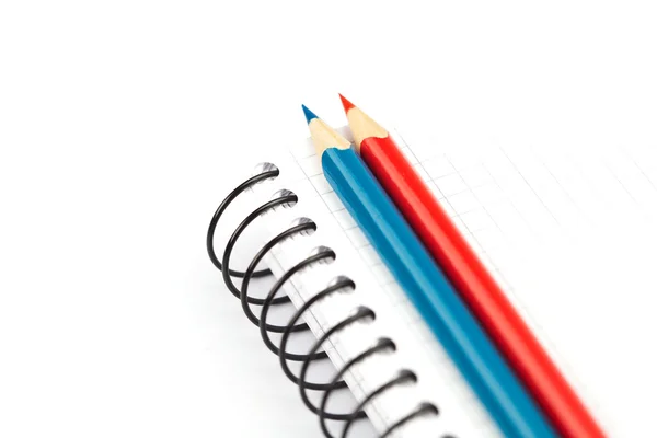 彩色的铅笔和笔记本上白色隔离 — 图库照片