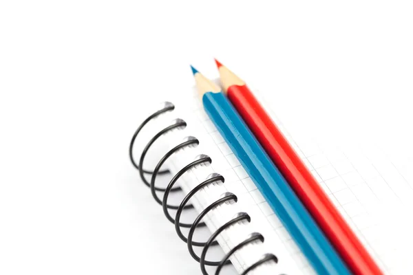 Цветные карандаши и блокнот, изолированные на белом — стоковое фото