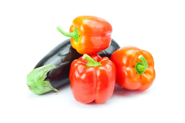 Paprika och aubergine isolerad på vit — Stockfoto