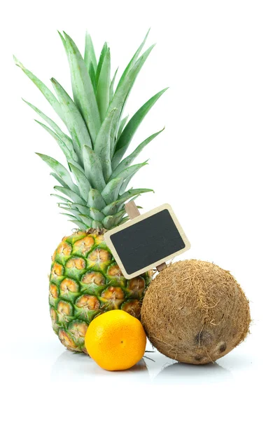 Abacaxi, tangerina, coco e tábua isolados sobre branco — Fotografia de Stock