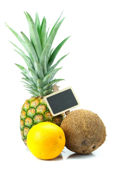 Ananas, apelsin, kokos och styrelsen isolerad på vit — Stockfoto
