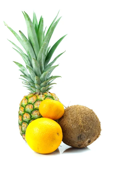 Ananas, mandarin, apelsin och styrelsen isolerad på vit — Stockfoto