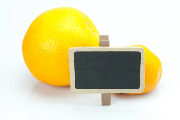 Naranja, mandarina y tabla aislados en blanco —  Fotos de Stock