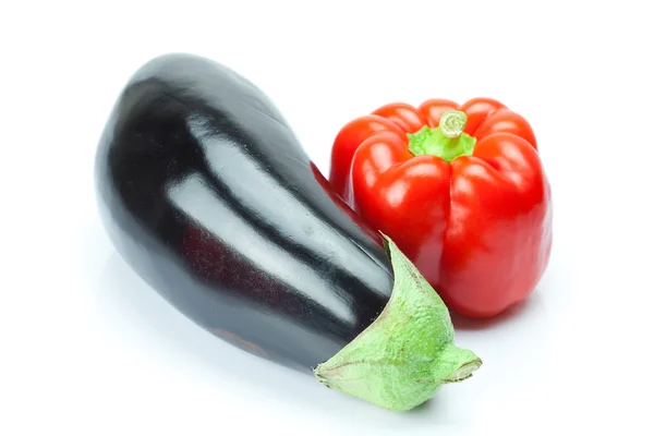 Red pepper and eggplant isolated on white — Stock Photo, Image