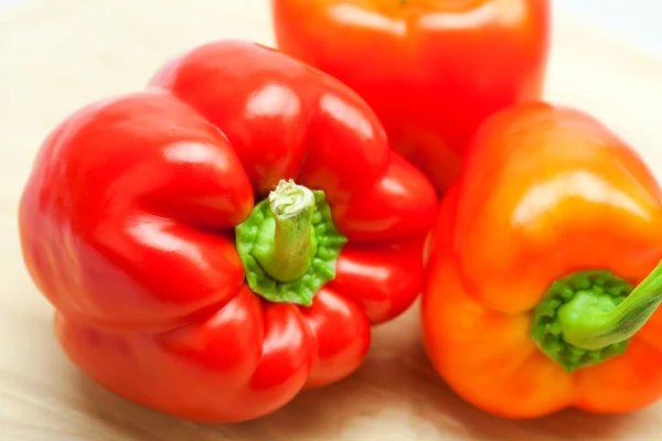 Röd paprika på en skärbräda som isolerad på vit — Stockfoto