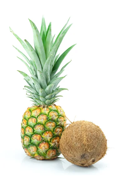 Ananas ve hindistancevizi üzerinde beyaz izole — Stok fotoğraf