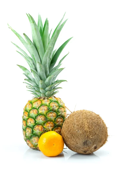 Ananas, mandarin och kokos isolerad på vit — Stockfoto