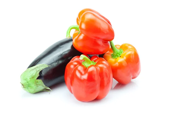 Paprika och aubergine isolerad på vit — Stockfoto