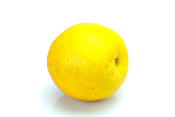 Apelsiner isolerade på vitt — Stockfoto