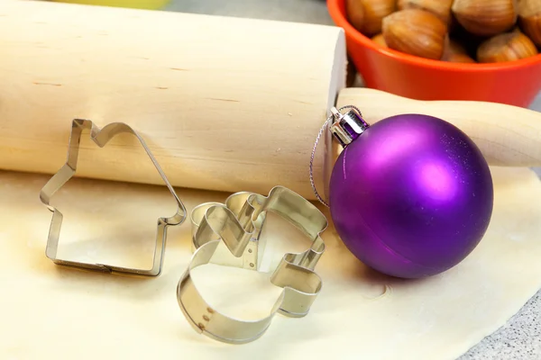 Formulaires pour les biscuits, rouleau à pâtisserie, pâte et jouet de Noël — Photo