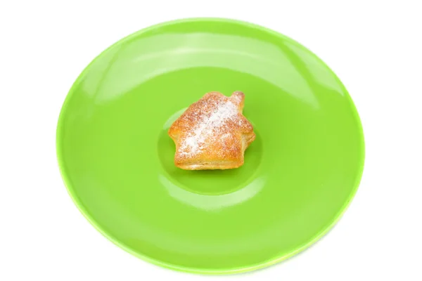 Biscotti a forma di casa con zucchero a velo su un piatto — Foto Stock