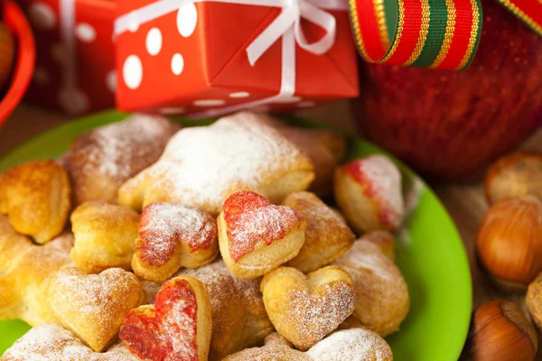 Çanak, Çerezler, fındık, elma, yay, kutular, hediyeler, Noel topları — Stok fotoğraf