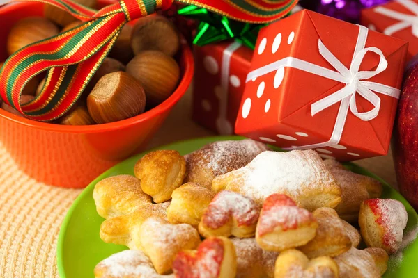 Çanak, Çerezler, fındık, elma, yay, kutular, hediyeler, Noel topları — Stok fotoğraf