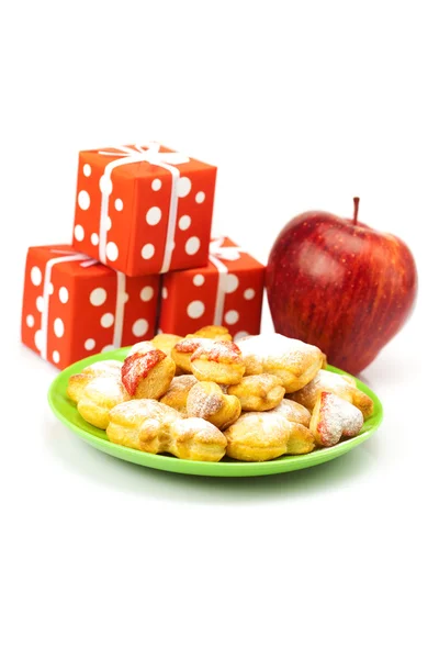 Prato de biscoitos, presentes e maçãs isoladas em branco — Fotografia de Stock
