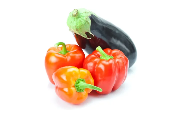 红辣椒和茄子上白色隔离 — 图库照片