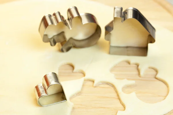 Зрізане тісто сніговик, будинок, серце і форми для печива — стокове фото