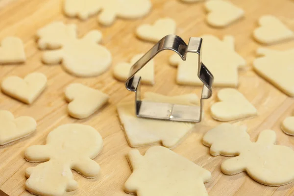 Masa cortada muñeco de nieve, casa, corazón, y formas para galletas — Foto de Stock