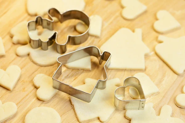 Skär degen snögubbe, hus, hjärtat och former för cookies — Stockfoto